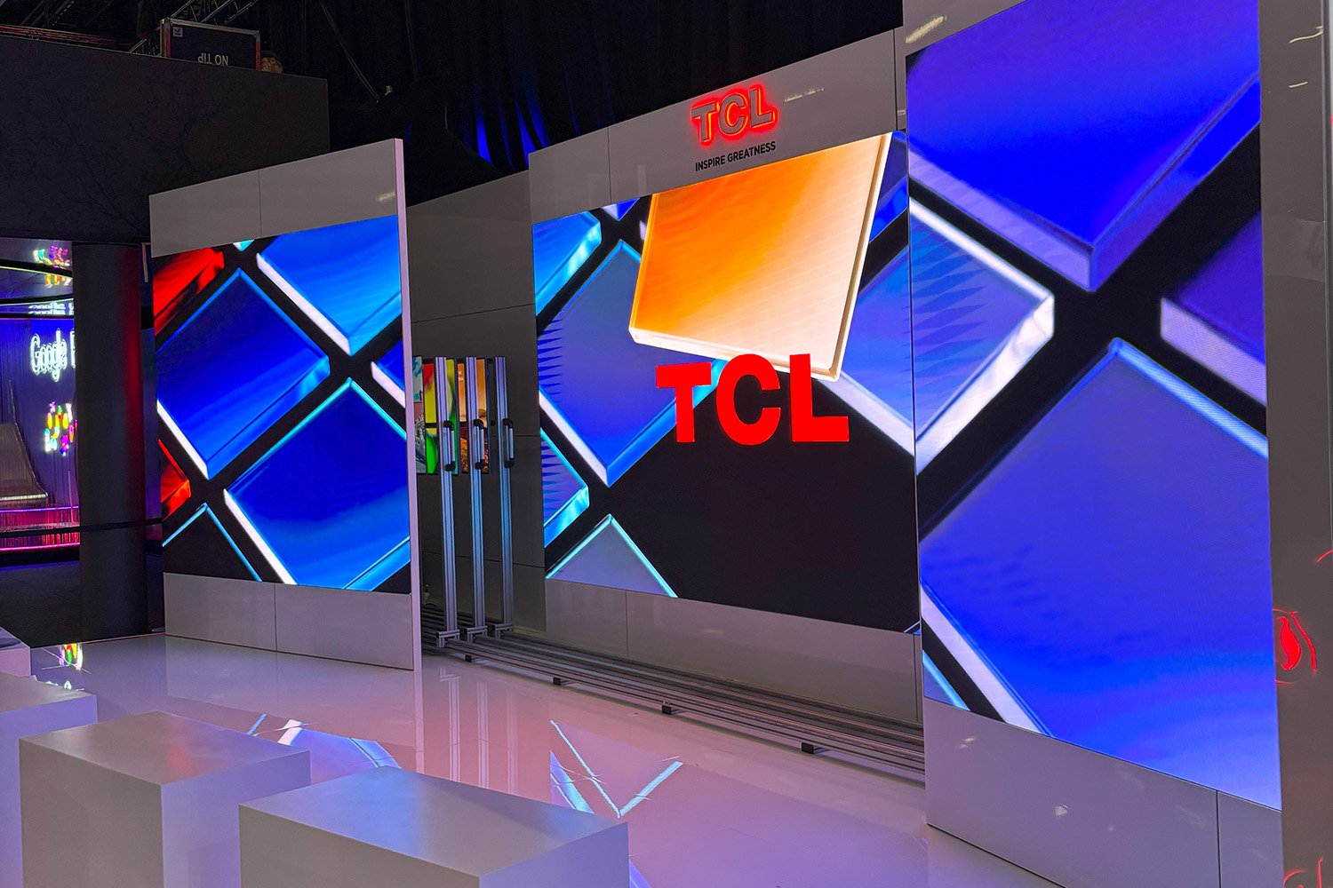 TCLs  messestand med flyttbare TV-er
