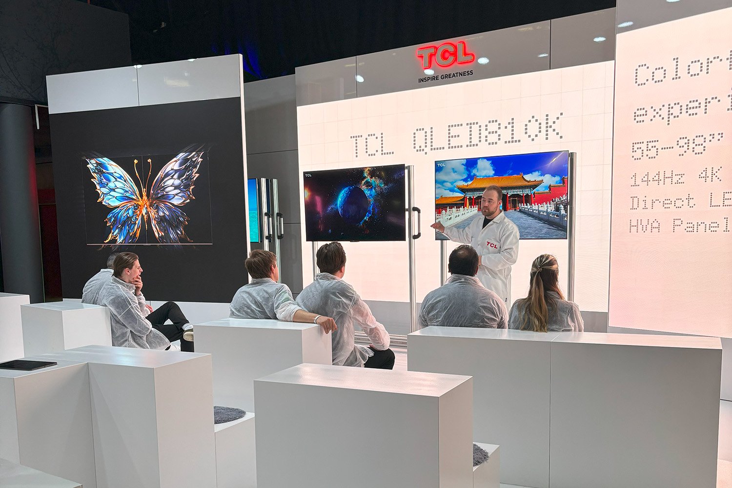 TCLs  messestand med flyttbare TV-er