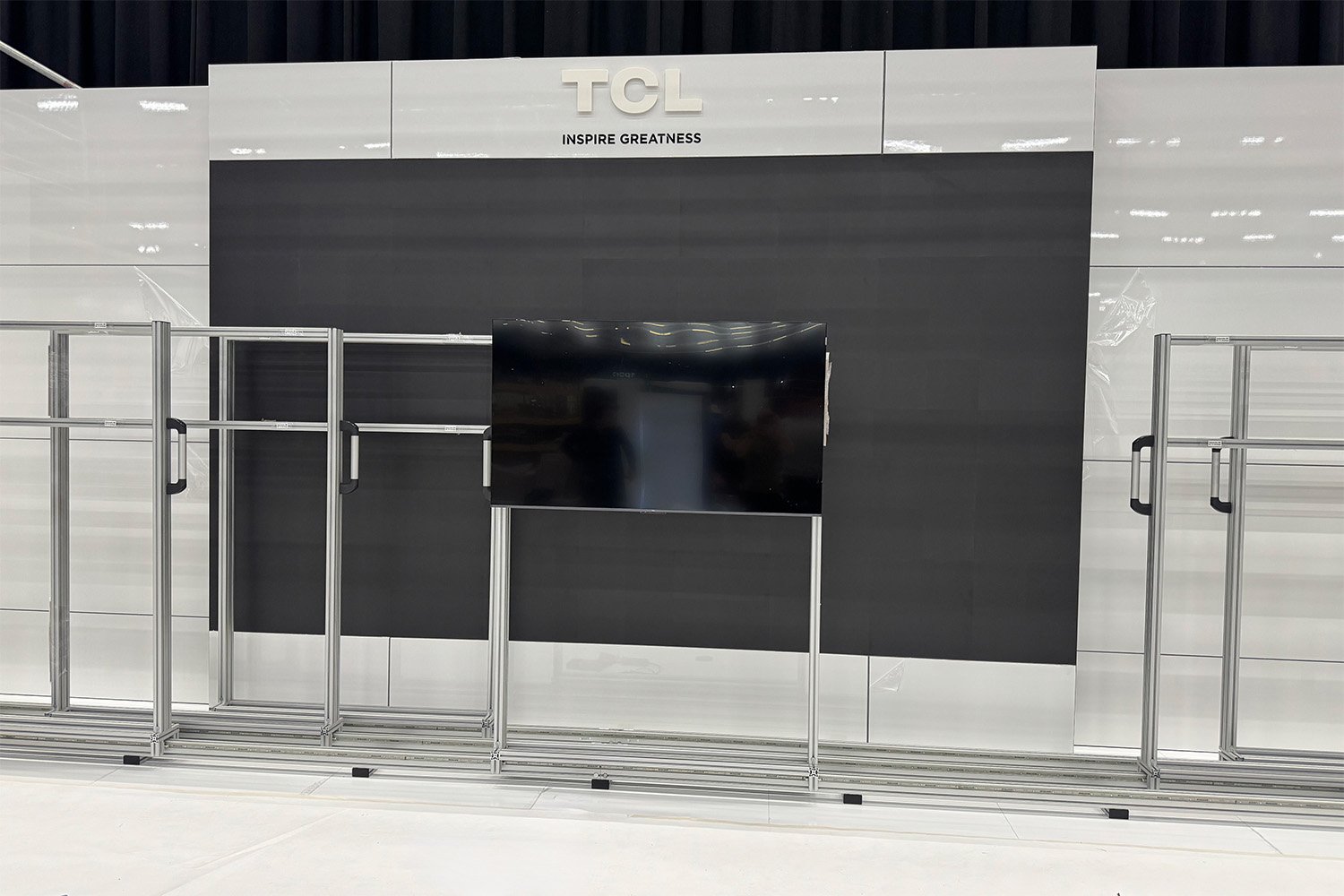 TCLs  messestand med flyttbare TV-er